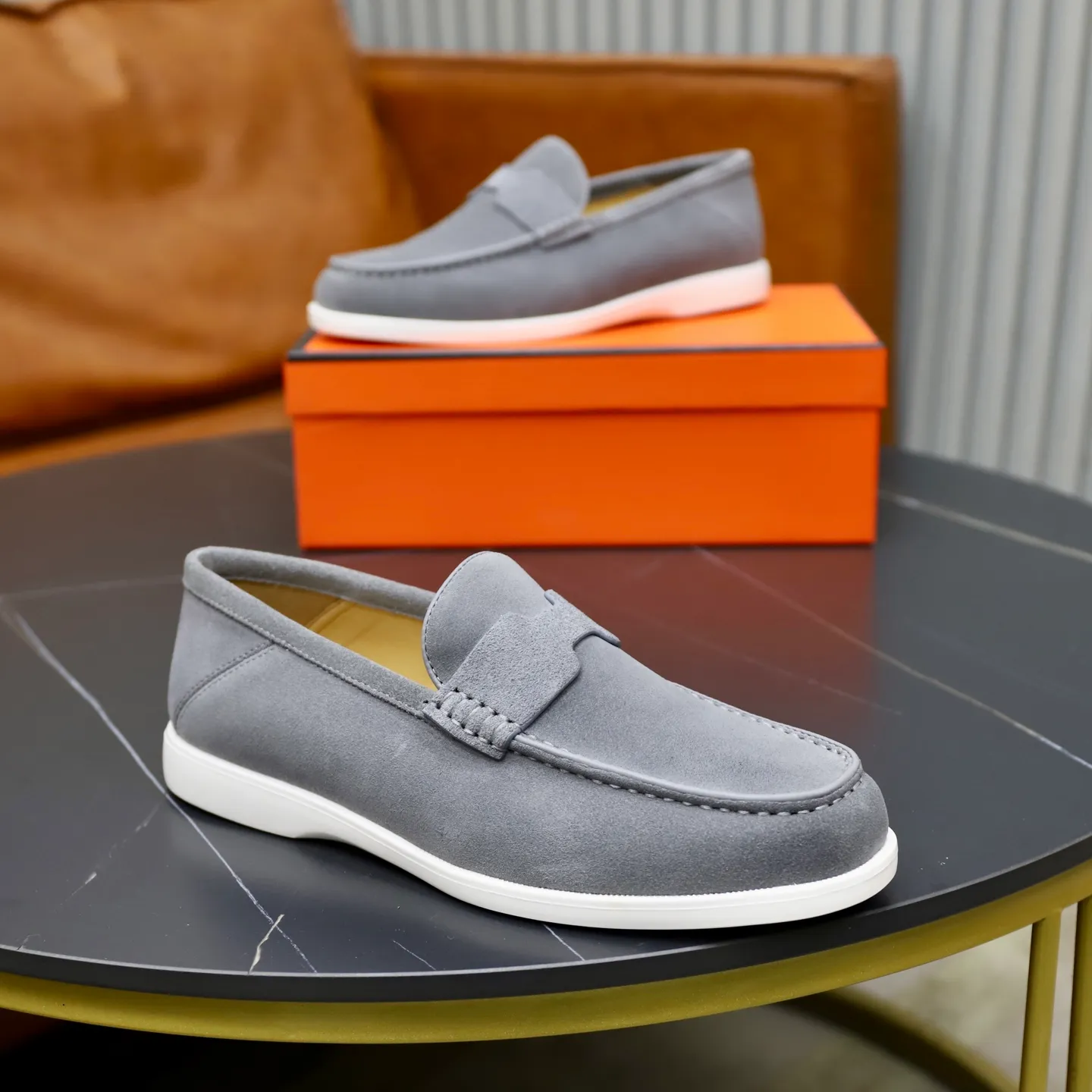 Ex-factory price: 540💰Hermès/Hermès slip-on men's shoes. This shoe is made of imported cow suede leather, with simple and smooth lines, and a 3CM rubber foam ultra-light sole combined with aerodynamic design! Youthful and fashionable, H button decoration, contrasting leather embellishment on the heel, calf lining to gently wrap your feet, with embossed logo cowhide feet, leather rock strips, casual and urban style, highlighting youthful vitality, sports and leisure version, super versatile Size number: 38-39-40-41-42-43-44 Standard leather shoe size (45 can be customized but does not support returns)